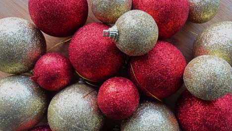 Close-Up-of-Golden-and-Red-Christmas-Balls-on-a-Christmas-Background