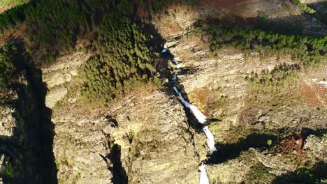 Ein-Tropischer-Wasserfall-In-Einer-Bergschlucht