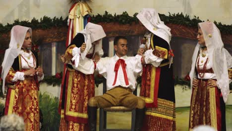 Aderezo-Ritual-De-Su-Composidori,-Fiesta-Sartiglia,-Oristano,-Cerdeña,-Italia,-Europa-El-Hombre-Está-Vestido-Con-Traje-Tradicional