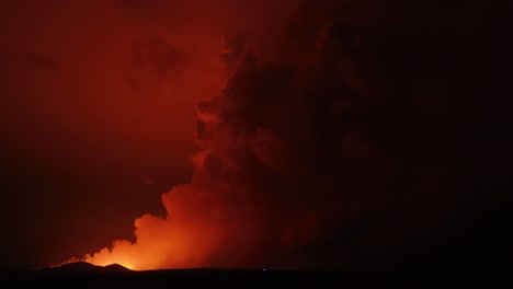 Gran-Nube-De-Humo-Que-Surge-De-La-Erupción-Volcánica-Con-Brillo-Naranja-De-Lava