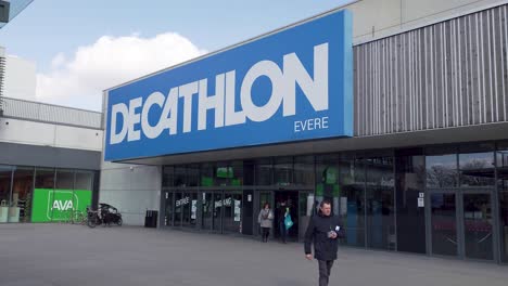 Außenansicht-Des-Gebäudes-Des-Sportartikelhändlers-Decathlon-In-Evere---Belgien