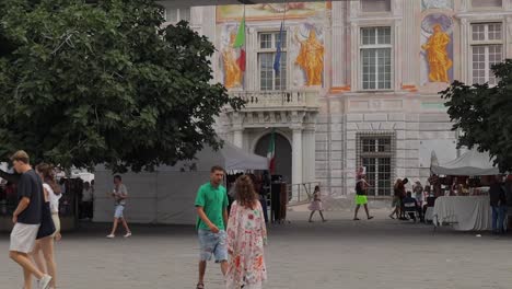 Touristen-Zu-Fuß-In-Der-Nähe-Des-Palazzo-San-Giorgio,-In-Der-Nähe-Des-Alten-Hafens-Von-Genua,-Porto-Antico