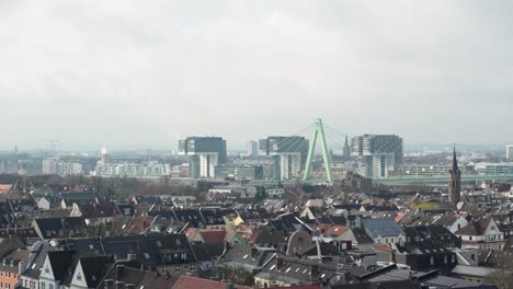 Toma-Estática-Del-Famoso-Kranhäuser-Detrás-Del-Severinsbrücke-En-Colonia,-Alemania.