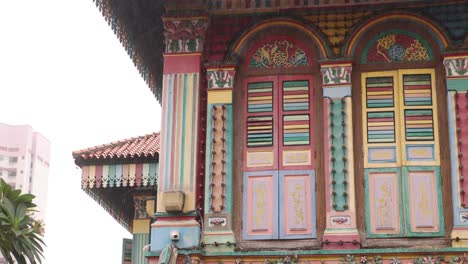 Bunte-Fensterläden-Und-Architektur-Auf-Tan-Teng-Niah,-Einem-Alten-Traditionellen-Chinesischen-Handelshaus-Im-Viertel-Little-India-In-Der-Innenstadt-Von-Singapur-In-Asien