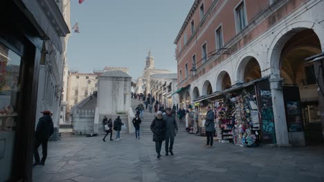 Calle-Veneciana-Hacia-La-Vista-Del-Puente-De-Rialto,-Italia