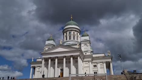 Catedral-De-Helsinki-Y-Cartel-Emblemático-En-La-Plaza-Del-Senado,-Finlandia,-Día-Soleado-Con-Nubes