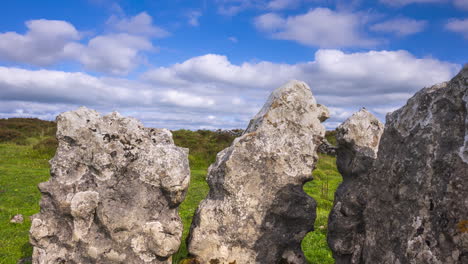 Zeitraffer-Der-Ländlichen-Naturlandschaft-Mit-Ruinen-Prähistorischer-Passagengrabsteine-Im-Vordergrund-An-Einem-Sonnigen-Tag-Von-Carrowkeel-In-Der-Grafschaft-Sligo-In-Irland-Aus-Gesehen
