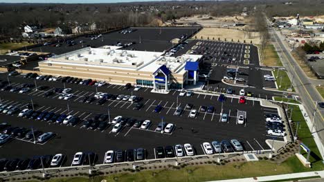 Amplias-Imágenes-Aéreas-De-Drones-De-Un-Nuevo-Concesionario-Carmax-En-Smithtown,-Long-Island,-Nueva-York,-En-Un-Día-Soleado