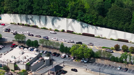 Verkleinern-Sie-Die-Drohnenaufnahme-Einer-Straße-Im-Buckhead-Viertel-Von-Atlanta