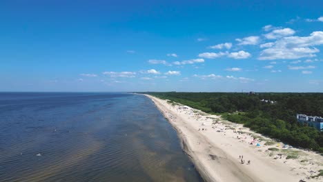 Strand-Am-Meer-–-Ostsee-–-Lettland-–-Filmische-4K-Drohnenaufnahme