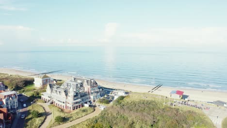 Filmische-Drohnenaufnahme-Des-Strandes-In-Domburg,-Niederlande,-Mit-Einer-Drohne