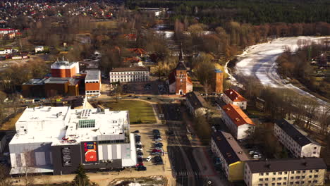 Centro-De-La-Ciudad-De-La-Pequeña-Ciudad-De-Valmiera-En-Vista-Aérea-En-Plataforma-Rodante-En-El-Soleado-Día-De-Primavera