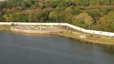 Vista-Aérea-De-Drones-Se-Está-Llevando-A-Cabo-Una-Cámara-De-Drones-Donde-Muchas-Personas-Toman-Bicicletas-Y-Van-Por-La-Carretera