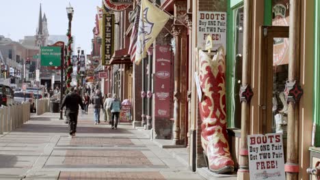 Touristen-Auf-Der-Broadway-Street-In-Nashville,-Tennessee-Während-Des-Tages-Mit-Nahaufnahme-Video-Schwenk-Von-Rechts-Nach-Links