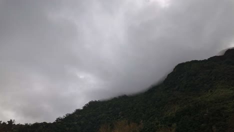 Lapso-De-Movimiento-De-Nubes-Pesadas-Que-Se-Mueven-Rápidamente-Sobre-Una-Montaña-Boscosa-En-La-Isla-De-Madeira