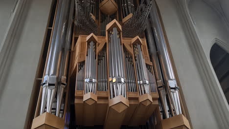 Pfeifenorgel-Musikinstrument-An-Den-Wänden-Der-Katholischen-Kirche