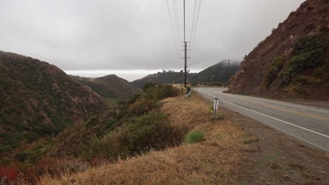 Zeitraffervideo-Von-Autos,-Die-Auf-Der-Malibu-Canyon-Road-In-Malibu,-Kalifornien-Fahren