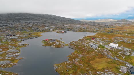 Luftaufnahme:-Rundumaufnahme-Aus-Der-Nähe-Eines-Sees-Und-Eines-Plateaus-In-Björnfell,-Im-Norden-Norwegens-Und-In-Der-Nähe-Von-Schweden