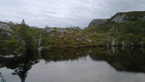 Vista-De-ángulo-Bajo-De-Un-Estanque-Con-Colinas-Al-Fondo