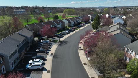 Aerial-approaching-shot-of-beautiful-american-community-houses-in-suburb-district