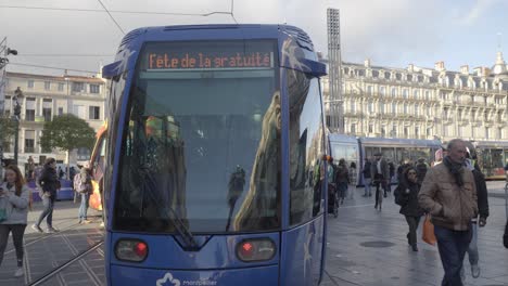 Blaue-Straßenbahn-Der-Linie-1-Hielt-In-Den-Straßen-Von-Montpellier