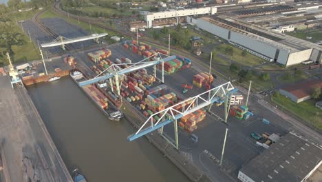 Hafenaktivität-Am-Terminal-Andernach-Hafen,-Deutschland