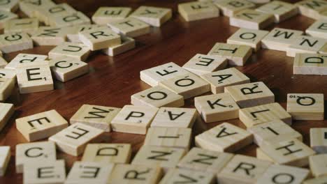 La-Palabra-Seguridad-En-Scrabble,-Las-Fichas-En-El-Borde-Se-Derriban-Sobre-La-Mesa