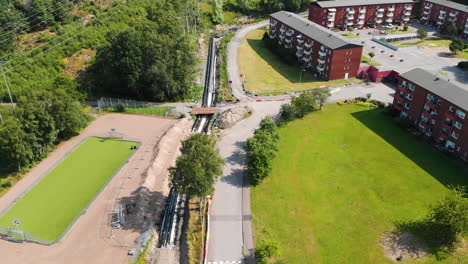 Unterirdische-Heizungsleitungen-Auf-Einer-Baustelle,-Schweden,-Luftrückzug