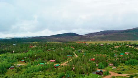 Vista-Panorámica-De-La-Ciudad-De-Montaña-En-Verano-Rodeada-De-Colinas-Y-Frondosos-Bosques-En-Las-Montañas-Rocosas