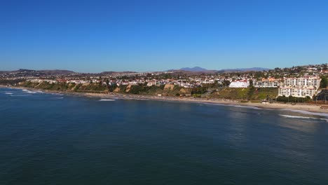 Häuser-Entlang-Der-Klippen-Am-Meer---Luftaufnahme-Der-Klippen-Von-San-Clemente