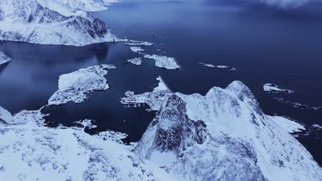 Vista-Aérea-Del-Hermoso-Paisaje-De-La-Montaña-Nevada-De-Noruega-Durante-El-Invierno