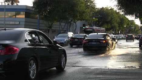 Fahrzeuge-Navigieren-überflutete-Straße-Nach-Sturm