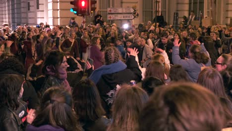 Frauen-Tanzen-Zu-Batucada-Trommeln-Beim-Protest-Am-8.-März,-Feierliches-Trommeln-Und-Tanzen