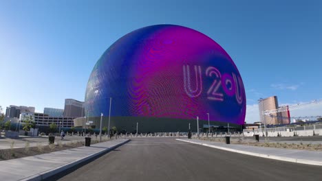 Beleuchtete-MSG-Kugel-Werbung-Für-U2-Konzert-In-Las-Vegas-Mit-Klarem-Blauen-Himmel-Im-Hintergrund