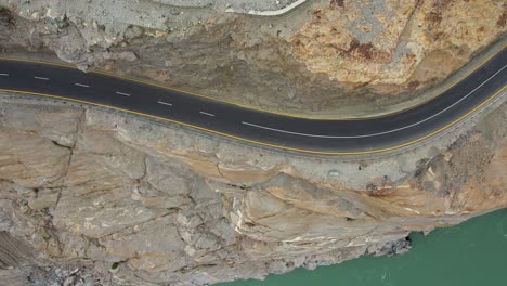 Aerial-shot-of-highway-by-the-cliff-of-mountains-in-Skardu,-Pakistan