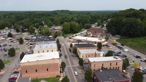 Fremont,-Michigan,-Drohnen-Luftaufnahmen-Der-Innenstadt-Von-Gebäuden,-Stadtbild