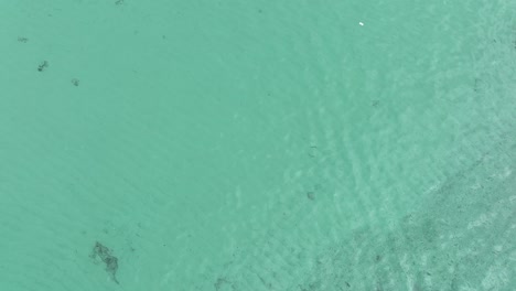 Drohne-Fliegt-über-Türkisfarbenes-Und-Flaches-Meereswasser