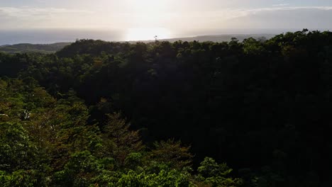 Imágenes-De-Drones-Del-Amanecer-Sobre-La-Selva-De-Siquijor-En-Filipinas