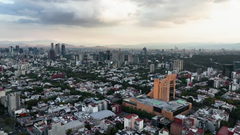 Toma-Aérea-De-Seguimiento-Del-Palacio-De-Hierro-Y-El-Paisaje-Urbano-De-Polonia,-CDMX