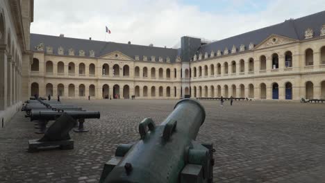 Les-Invalides-Wurde-1670-Von-Ludwig-XIV.-In-Auftrag-Gegeben,-Um-Verwundeten-Soldaten-Unterkunft-Und-Krankenpflege-Zu-Bieten