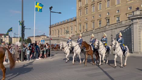Uniformierte-Wachen-Reiten-Am-Schwedischen-Nationalfeiertag-Auf-Pferden-Am-Königlichen-Palast-Vorbei