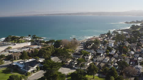 Antena-4k-Volando-Al-Noreste-Sobre-Pacific-Grove-California-Hacia-La-Playa-De-Lover-Point-Y-La-Bahía-De-Monterey