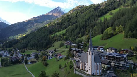 Pueblo-De-Heiligenblut-En-El-Parque-Nacional-Hohe-Tauern-Y-Grossglockner-En-Los-Alpes-De-Austria---Antena