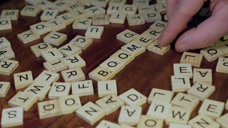 Scrabble-Buchstabensteine-Bilden-Ein-Kreuzworträtsel-Mit-Den-Wörtern-„Boomer“-Und-„Generation-X“