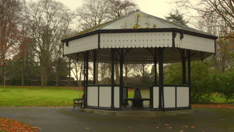 Vista-De-Perfil-Del-Quiosco-En-Los-Jardines-Botánicos-Nacionales-De-Irlanda-Durante-La-Noche