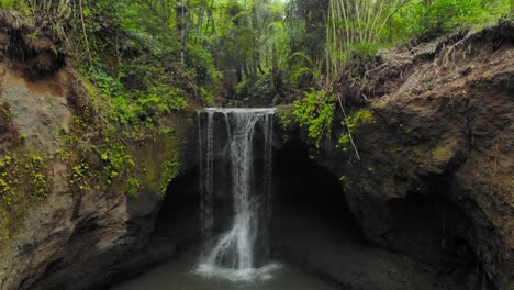 Suwat-Waterfall-Cascades-In-The-Rainforest-Near-Ubud-In-Bali,-Indonesia