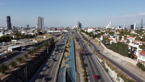 Vuelo-Lento-Hacia-Adelante-Sobre-La-Carretera-Mexicana-Con-Tráfico-En-La-Ciudad-De-Puebla