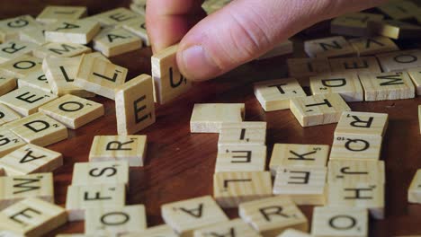 La-Palabra-Dólar-En-Letras-De-Azulejos-De-Scrabble-Derribada-Y-Reemplazada-Por-Euro