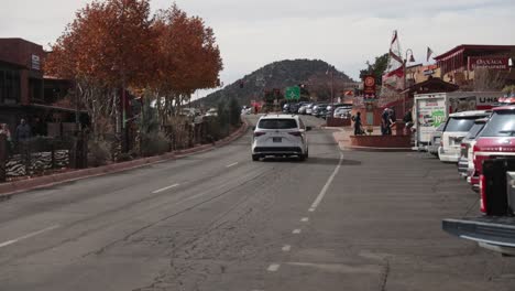 Zeitraffer-Der-Innenstadt-Von-Sedona,-Arizona-Mit-Fahrzeugen-Und-Menschen