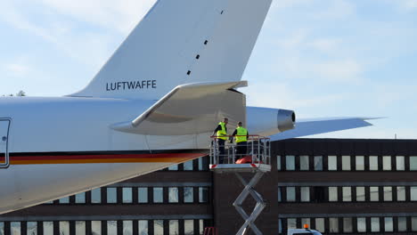 Flughafen-Bodenpersonal-Auf-Hebebühne-Neben-Airbus-Am-Flughafen-Köln/Bonn-In-Deutschland